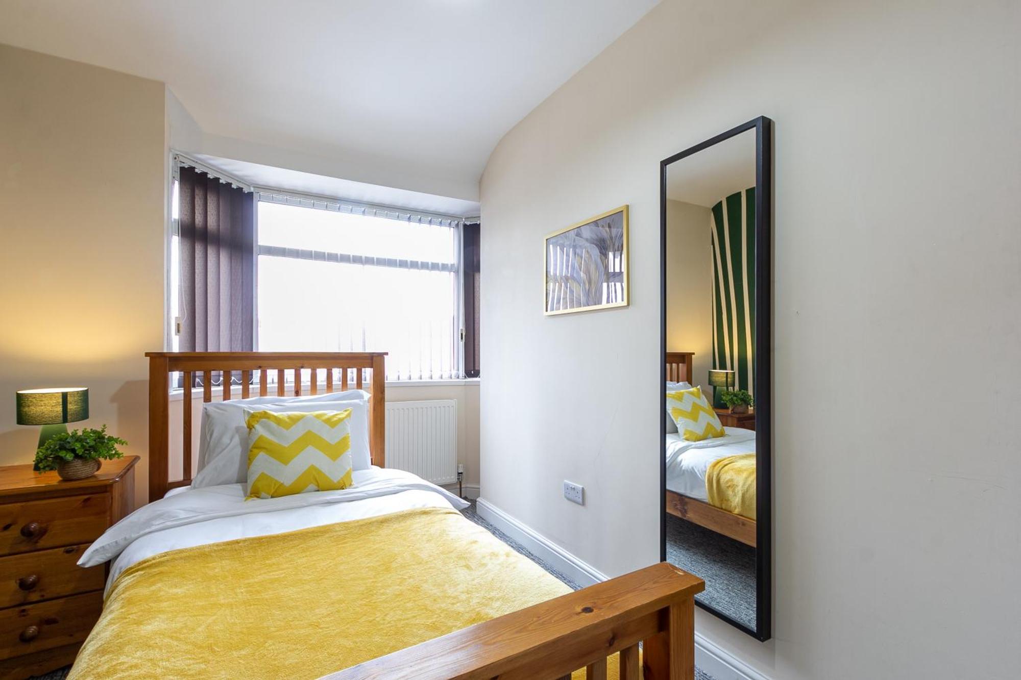 Апартаменты Bathway House - Free Secured Parking And Wifi Ковентри Экстерьер фото