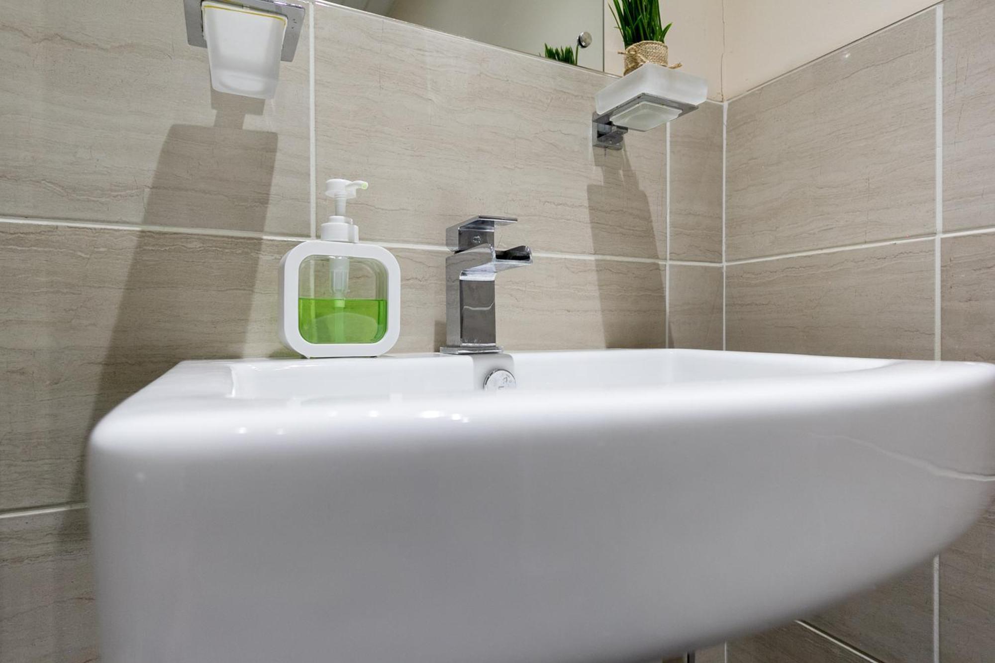 Апартаменты Bathway House - Free Secured Parking And Wifi Ковентри Экстерьер фото