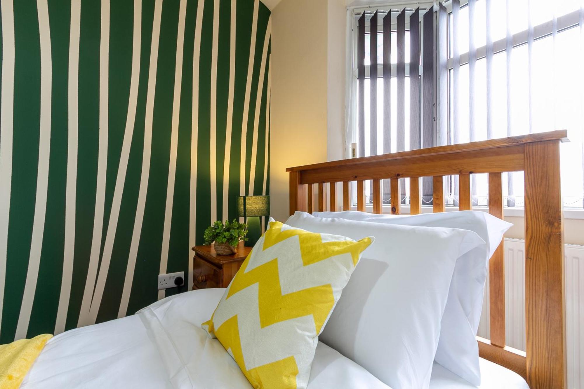 Апартаменты Bathway House - Free Secured Parking And Wifi Ковентри Экстерьер фото