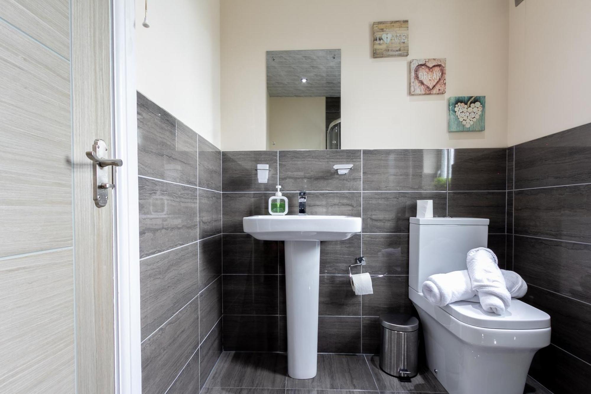 Апартаменты Bathway House - Free Secured Parking And Wifi Ковентри Экстерьер фото