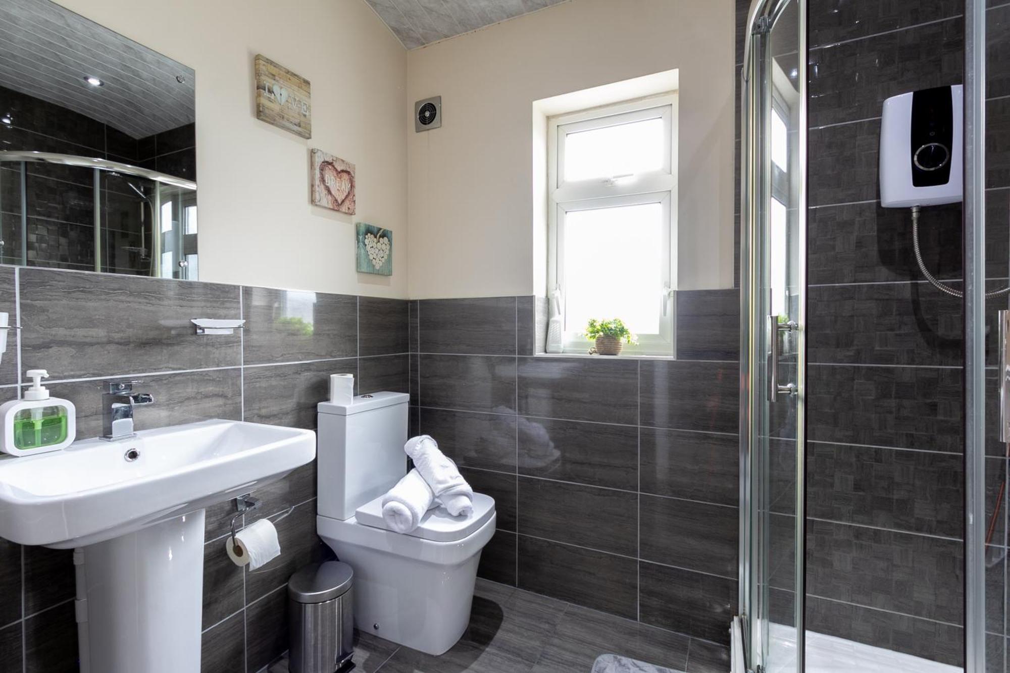 Апартаменты Bathway House - Free Secured Parking And Wifi Ковентри Экстерьер фото