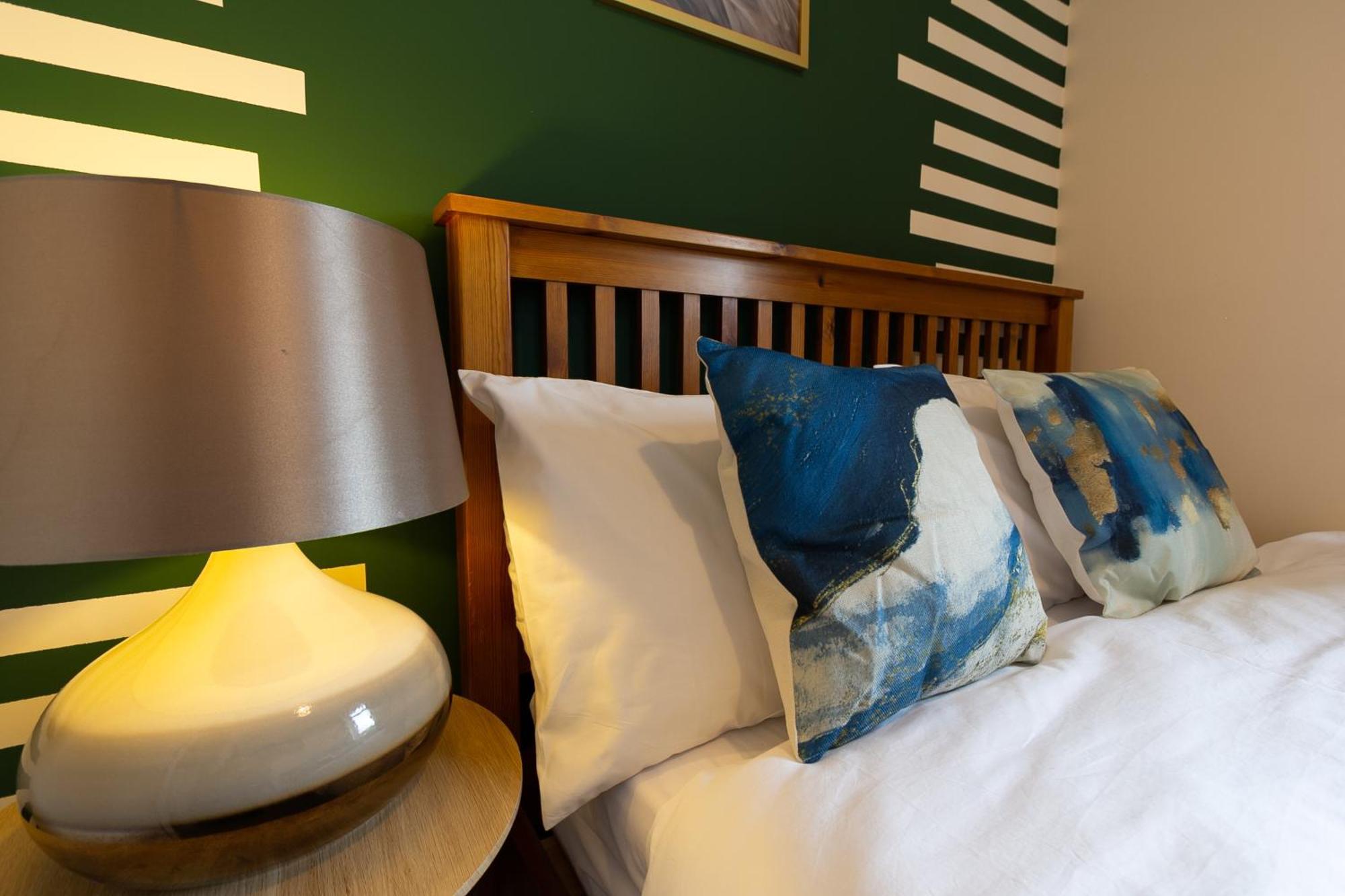 Апартаменты Bathway House - Free Secured Parking And Wifi Ковентри Экстерьер фото